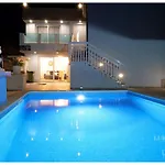 Luketini Dvori, Primosten Villa
