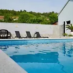 Luketini Dvori, Primosten Villa