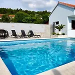 Luketini Dvori, Primosten Villa *