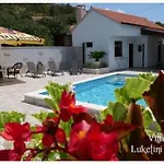 Luketini Dvori, Primosten Villa