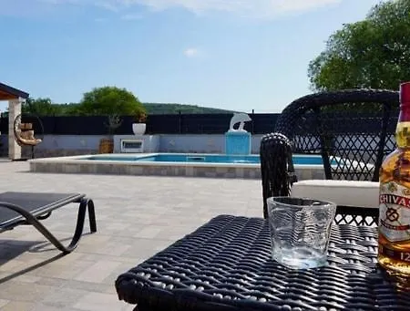 Luketini Dvori, Primosten