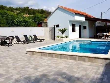 Luketini Dvori, Primosten