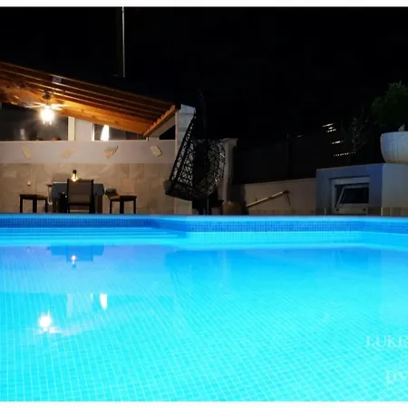 Luketini Dvori, Primosten Villa