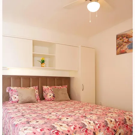 Luketini Dvori, Primosten