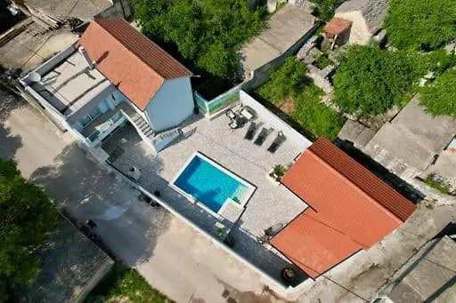 Luketini Dvori, Primosten Vila *