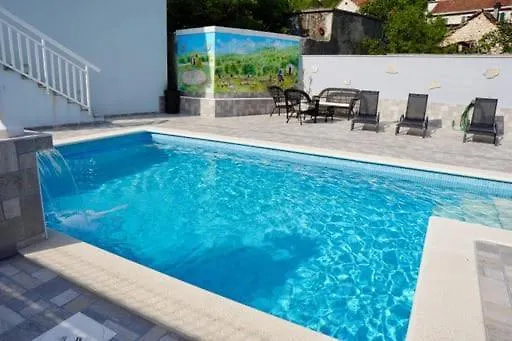 Vila Luketini Dvori, Primosten