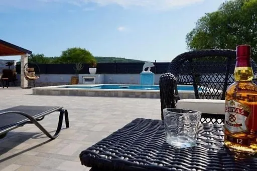 Luketini Dvori, Primosten