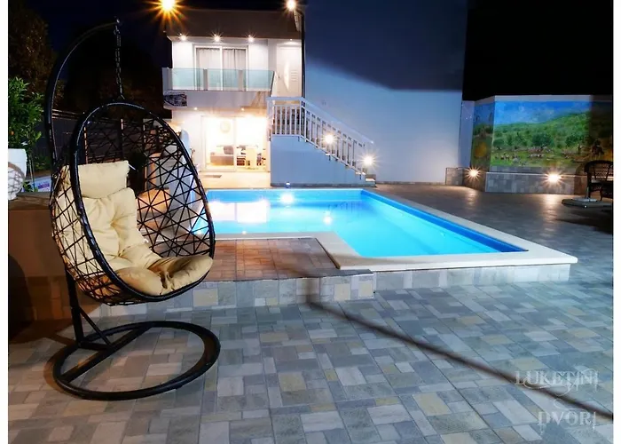 Luketini Dvori, Primosten Vila *