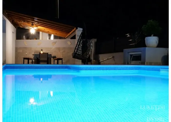 Luketini Dvori, Primosten Vila