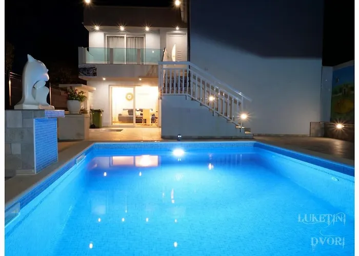 Luketini Dvori, Primosten Vila