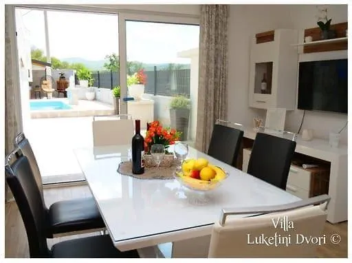 Luketini Dvori, Primosten Vila *