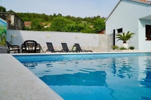 Luketini Dvori, Primosten Vila