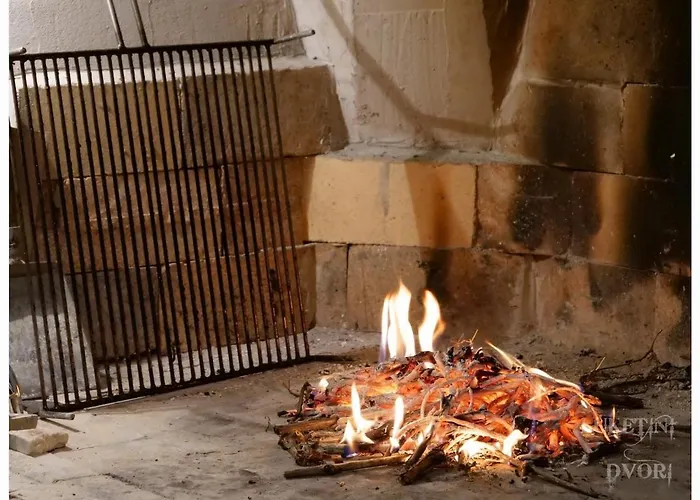 Luketini Dvori, Primosten Vila