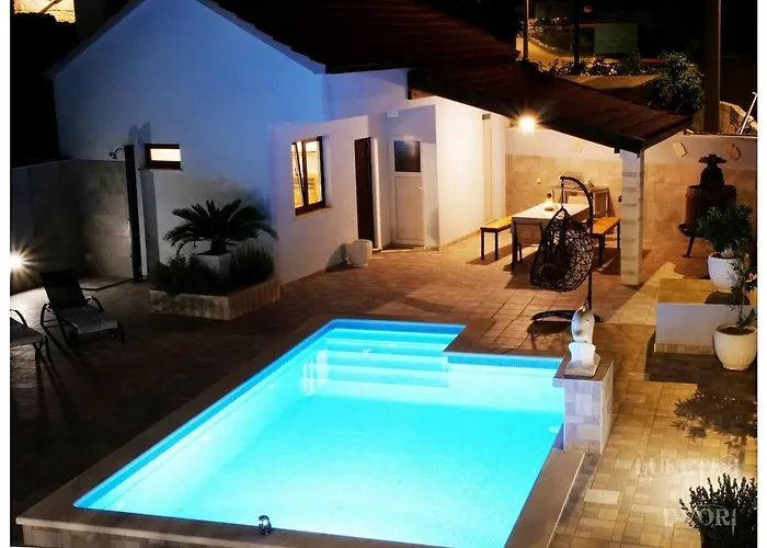 Luketini Dvori, Primosten