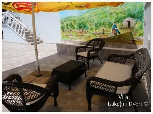 Luketini Dvori, Primosten Vila