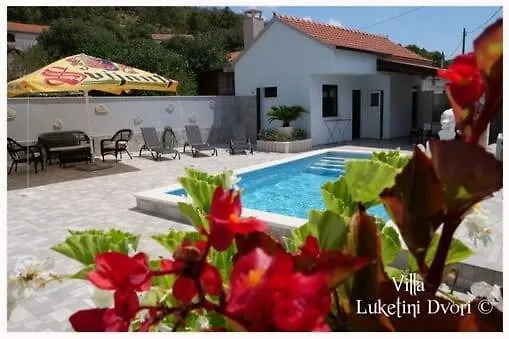 Luketini Dvori, Primosten Vila